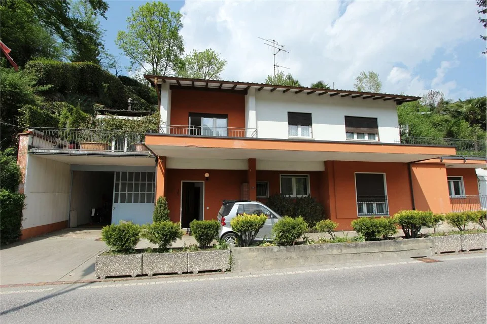 Casa bifamiliare con grande terreno edificabile
