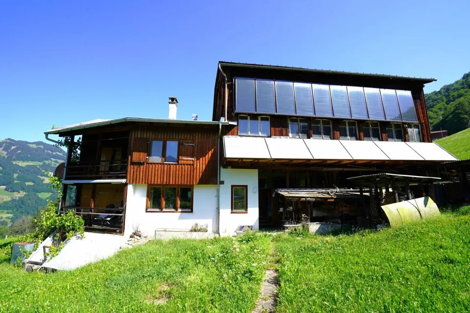 Bauernhaus mit Werkräumen, Stall und Garagenbox