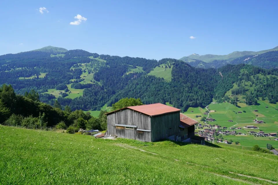 Bauernhaus mit Werkräumen, Stall und Garagenbox