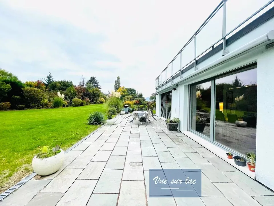 Contemporary individual villa on a beautiful and large plot