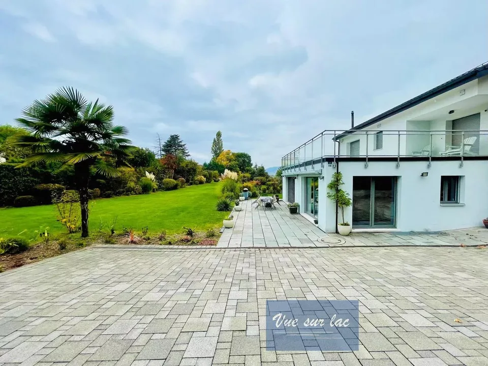 Contemporary individual villa on a beautiful and large plot