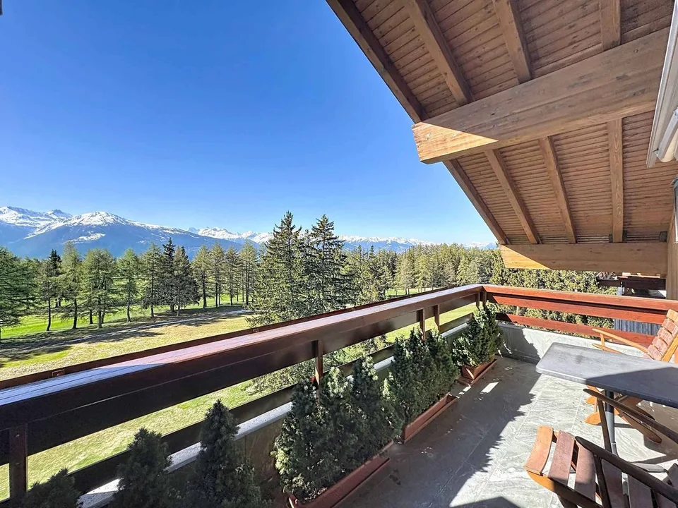 Wohnung mit 6.5 Zimmern im Dachgeschoss mit Blick auf den Golf und superber Aussicht + Studio