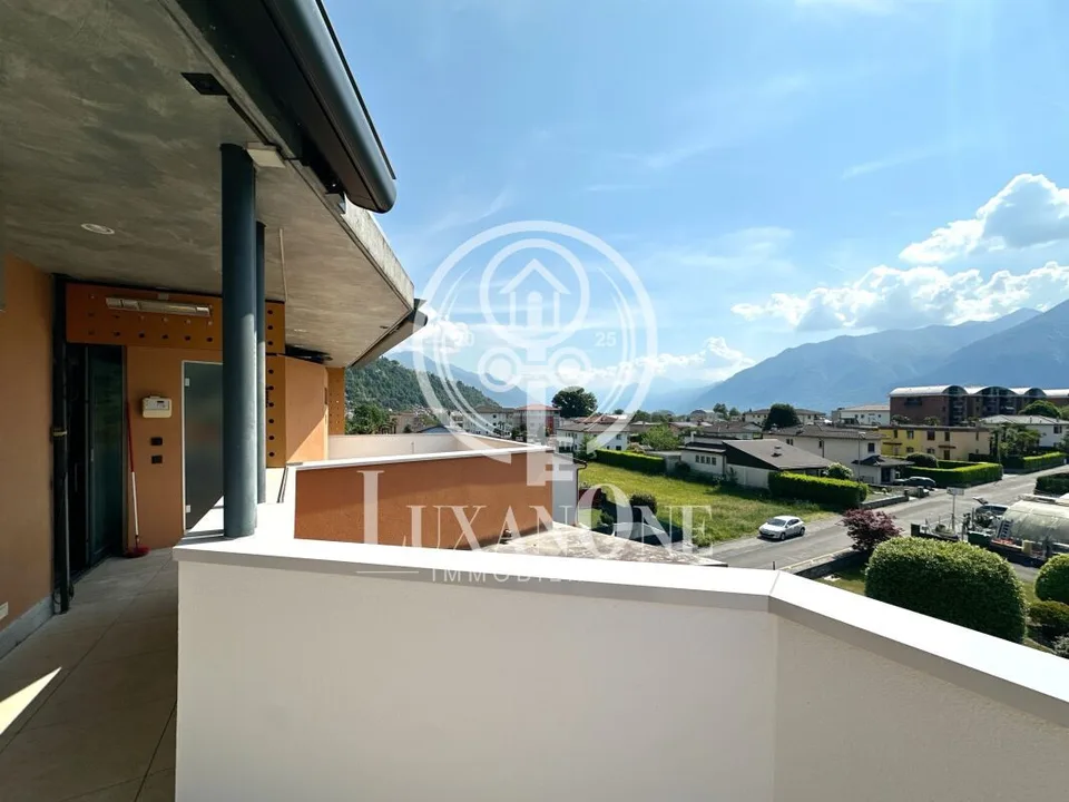 Elegante attico in posizione soleggiata a Losone-secondaria
