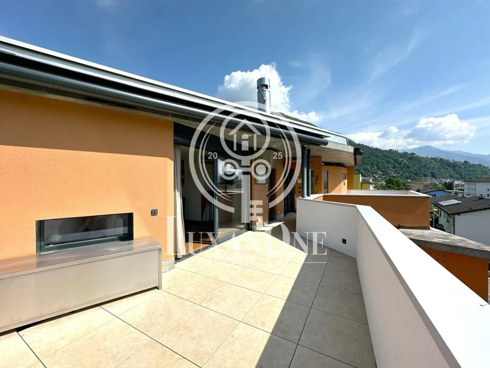 Elegante attico in posizione soleggiata a Losone-secondaria