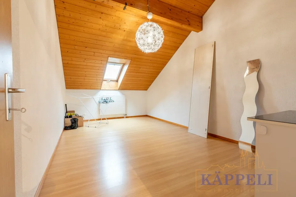 Appartamento di 5,5 locali sotto il tetto nel centro di Wattenwil – foto 6 di 13