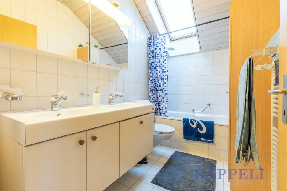 Appartamento di 5,5 locali sotto il tetto nel centro di Wattenwil – foto 9 di 13