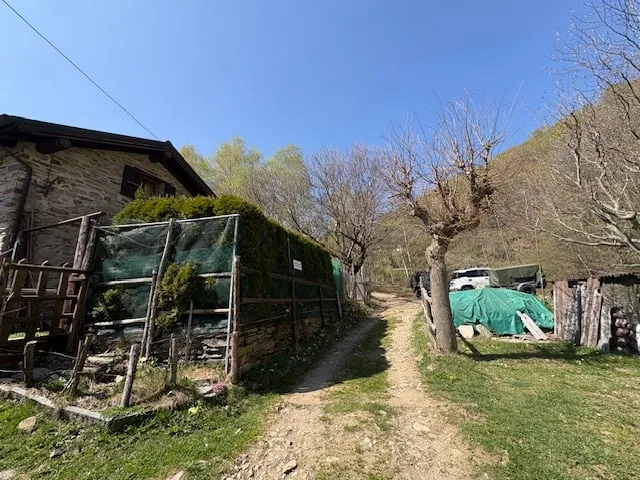 Piccolo Rustico immerso nella natura, in zona tranquilla e soleggiata