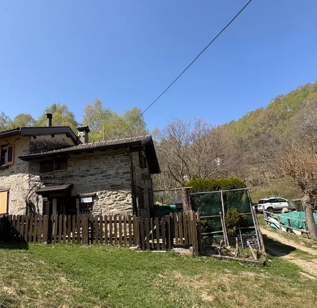 Piccolo Rustico immerso nella natura, in zona tranquilla e soleggiata