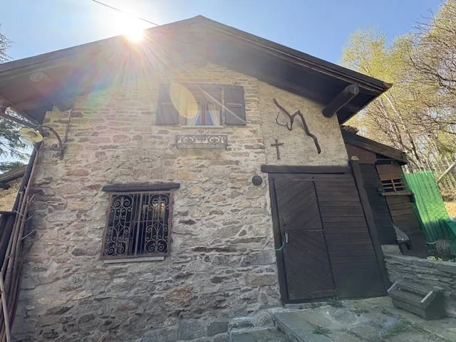 Piccolo Rustico immerso nella natura, in zona tranquilla e soleggiata