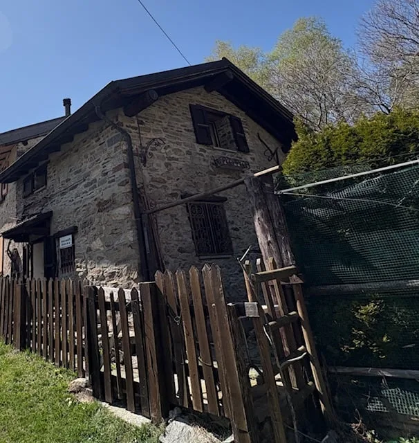 Piccolo Rustico immerso nella natura, in zona tranquilla e soleggiata