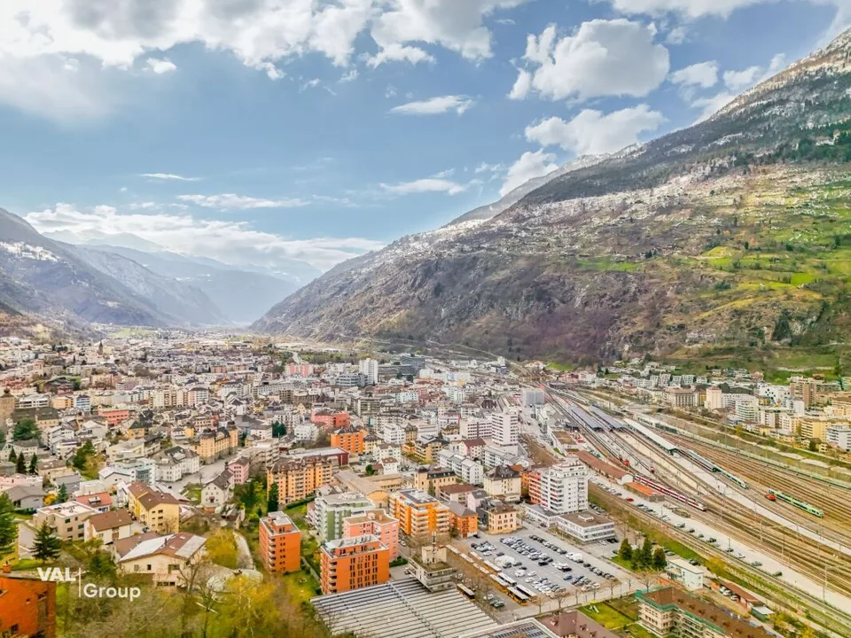 Exklusives Doppeleinfamilienhaus über den Dächern von Brig-Glis