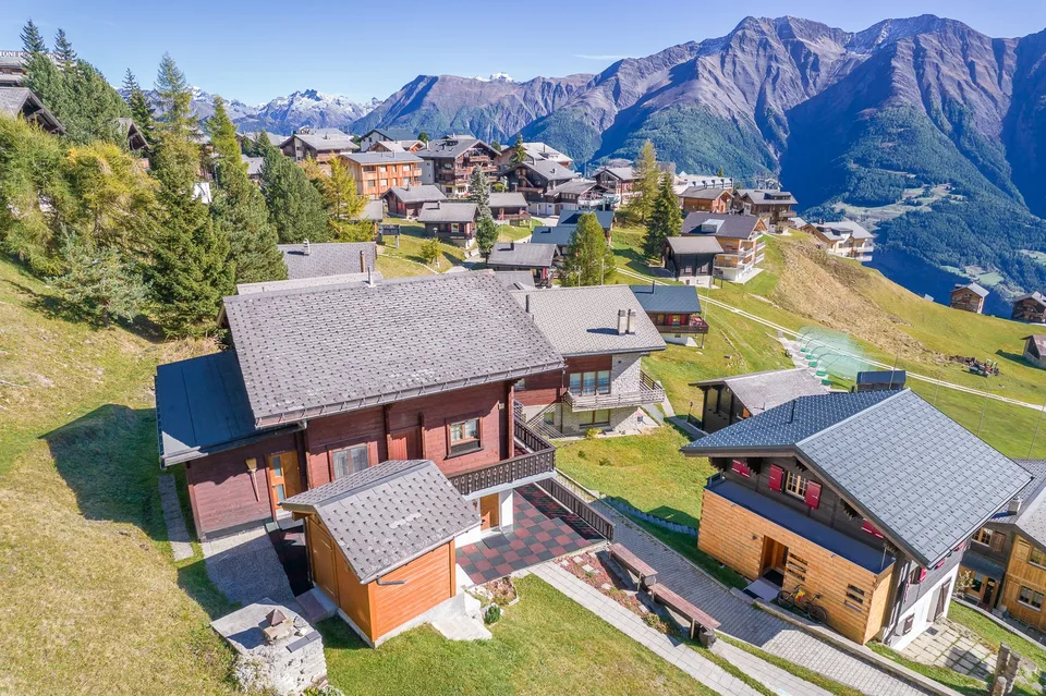 Authentisches Schweizer Blockbau-Chalet mit freier Aussicht und zwei Wohneinheiten in Riederalp West