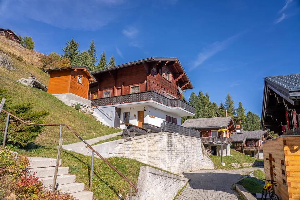 Authentisches Schweizer Blockbau-Chalet mit freier Aussicht und zwei Wohneinheiten in Riederalp West