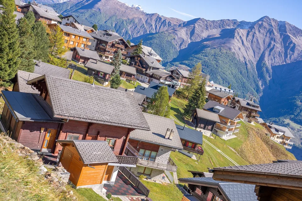 Authentisches Schweizer Blockbau-Chalet mit freier Aussicht und zwei Wohneinheiten in Riederalp West