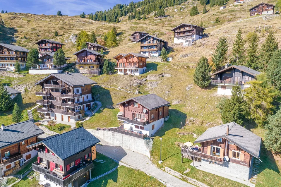 Authentisches Schweizer Blockbau-Chalet mit freier Aussicht und zwei Wohneinheiten in Riederalp West