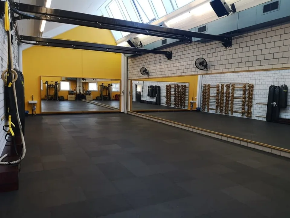 Salle d'entraînement - Salle de yoga - Salle avec miroir - Salle de séminaire - Atelier - Salle de boxe - Salle de fitness