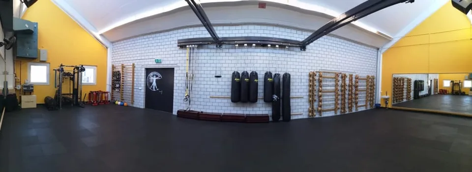Salle d'entraînement - Salle de yoga - Salle avec miroir - Salle de séminaire - Atelier - Salle de boxe - Salle de fitness