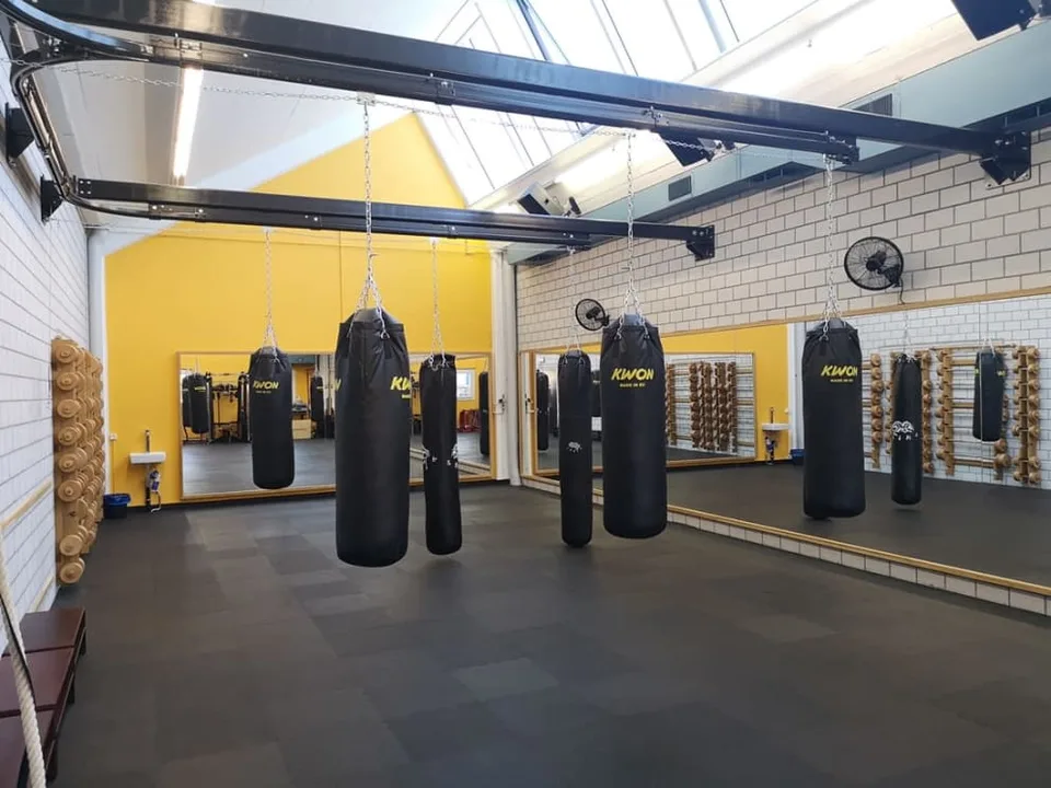 Salle d'entraînement - Salle de yoga - Salle avec miroir - Salle de séminaire - Atelier - Salle de boxe - Salle de fitness
