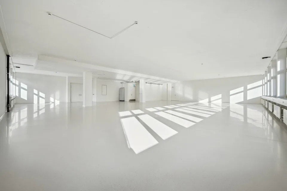 365 m2 di spazi commerciali con ascensore per merci e portata di 1'300 kg/m²