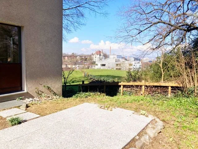 Charmante und helle Wohnung mit Balkon und eigenem Gartensitzplatz in Zürich-Enge