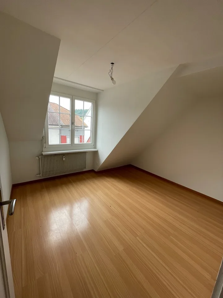 2 Monate Nettomiete geschenkt – Schöne renovierte 4,5-Zimmer-Dachwohnu – Foto 7 von 9
