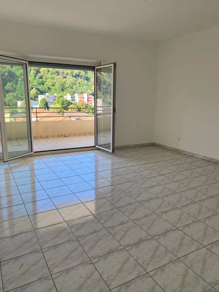 Chiasso, grande attico 3,5 locali con cucina separata