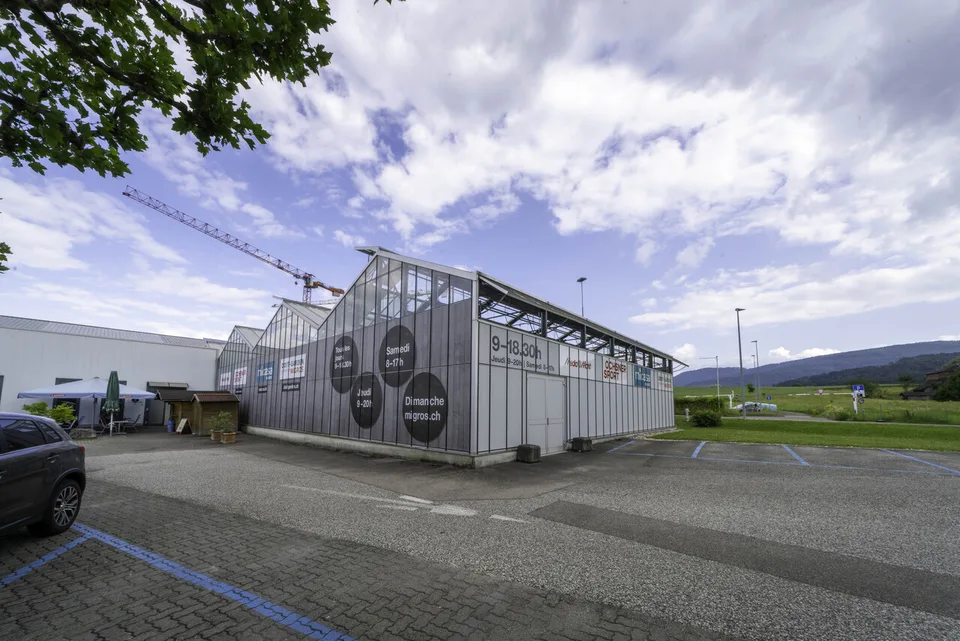 Grosszügige Ladenfläche mit 2'500m2 - MParc Delemont