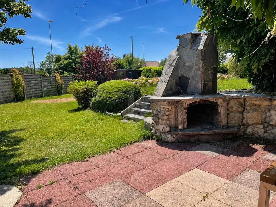 SPACIOUS WITH LARGE GARDEN