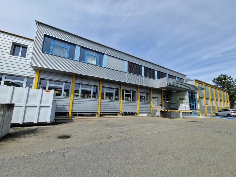 Repräsentative Büroflächen mit Empfang, Sitzungszimmer und Parkplätzen in Villmergen
