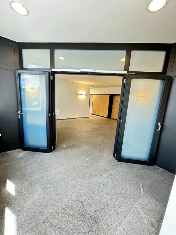 Repräsentative Büroflächen mit Empfang, Sitzungszimmer und Parkplätzen in Villmergen