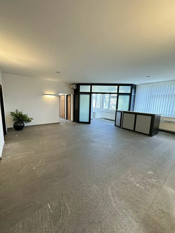 Repräsentative Büroflächen mit Empfang, Sitzungszimmer und Parkplätzen in Villmergen