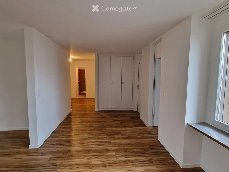 Appartement moderne 3.5 pièces à proximité de Rothenburg avec balcon et garage