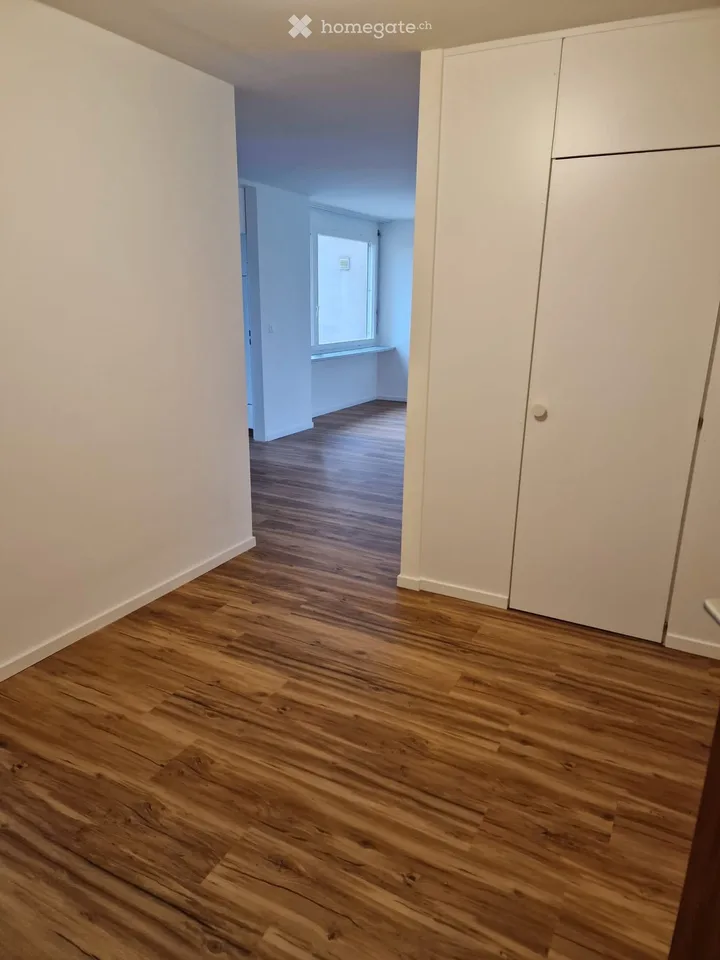 Appartement moderne 3.5 pièces à proximité de Rothenburg avec balcon et garage