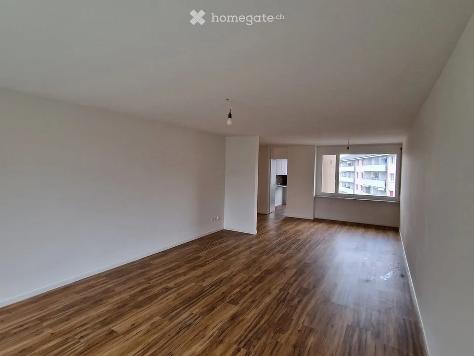 Appartement moderne 3.5 pièces à proximité de Rothenburg avec balcon et garage