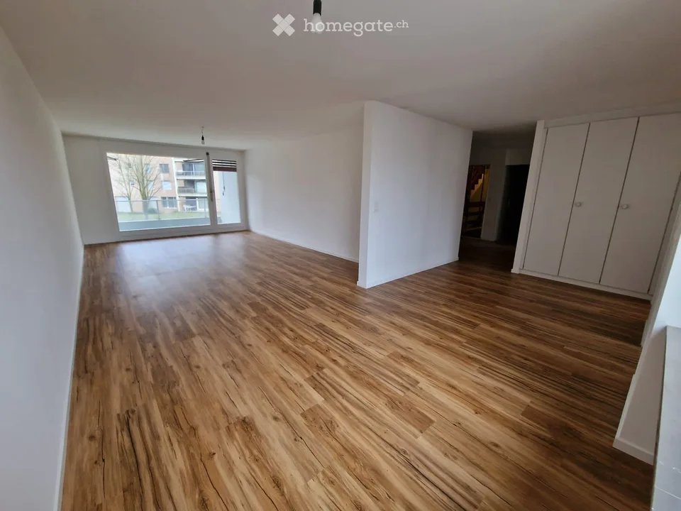 Appartement moderne 3.5 pièces à proximité de Rothenburg avec balcon et garage