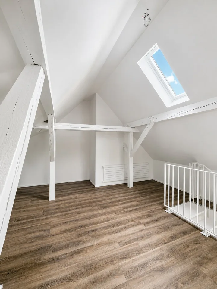 Helle komplett neu renovierte 3.5 Zimmer Maisonette im 2. OG