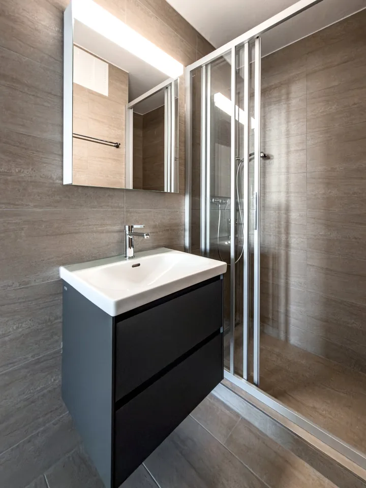 Helle komplett neu renovierte 3.5 Zimmer Maisonette im 2. OG