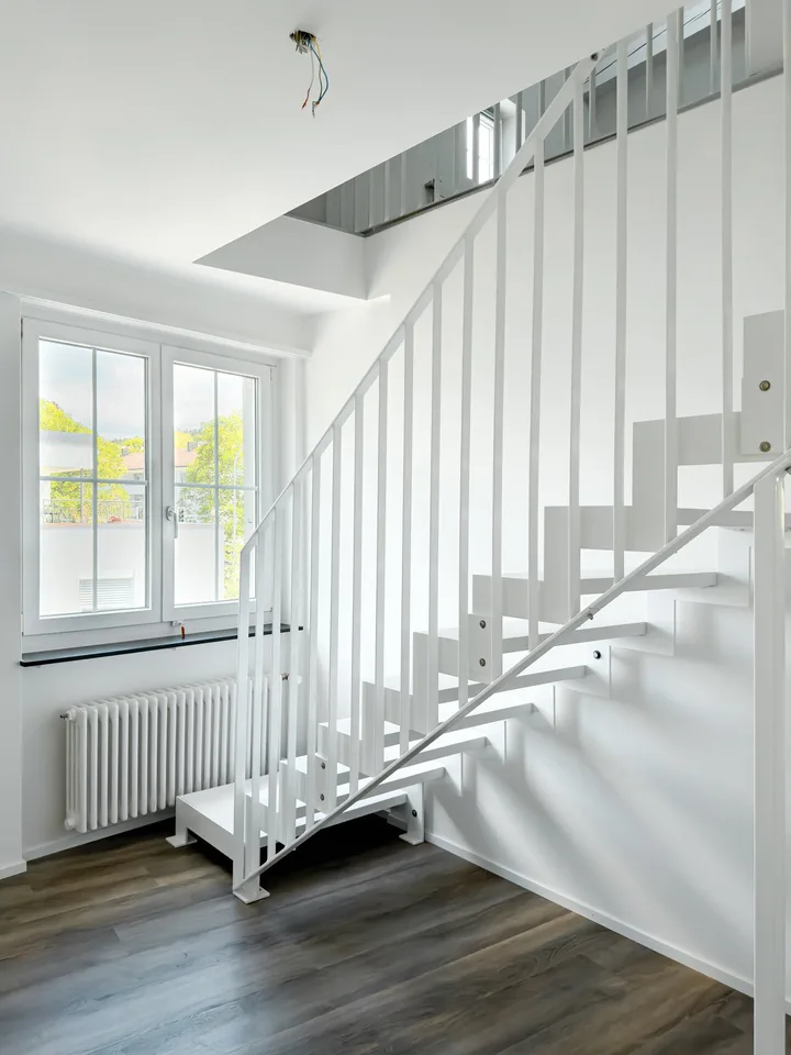 Helle komplett neu renovierte 3.5 Zimmer Maisonette im 2. OG