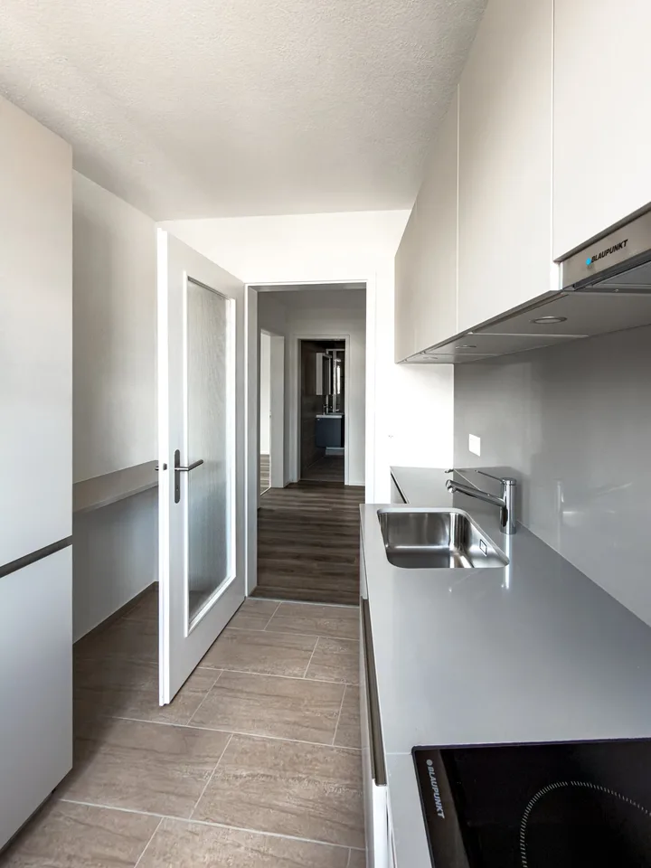 Helle komplett neu renovierte 3.5 Zimmer Maisonette im 2. OG