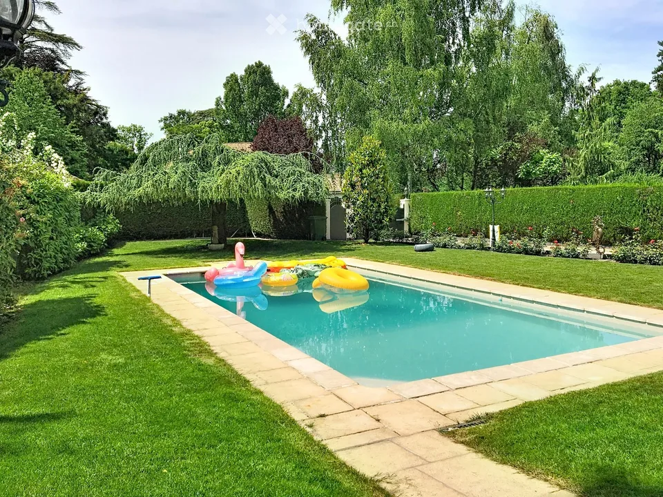 Beautiful individual villa with pool in Thônex Villette