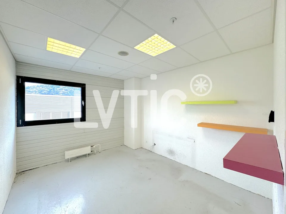 Showroom, Büros, Lokale mit 290 m2 zur Miete in Conthey