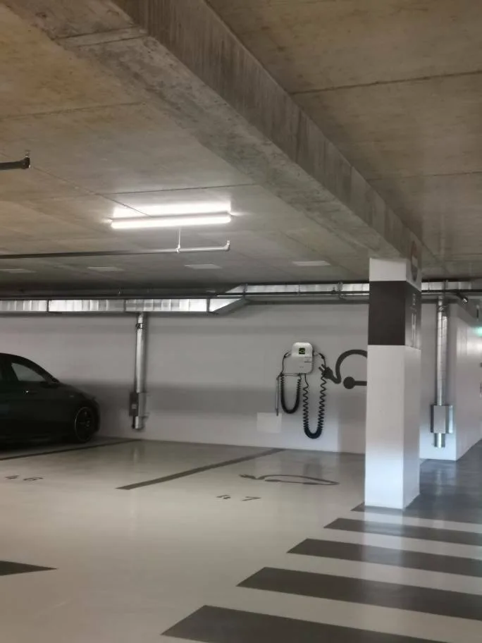 Parkplätze für Motorräder gegenüber dem Bahnhof Aigle