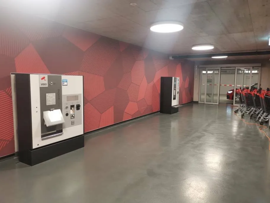Parkplätze für Motorräder gegenüber dem Bahnhof Aigle