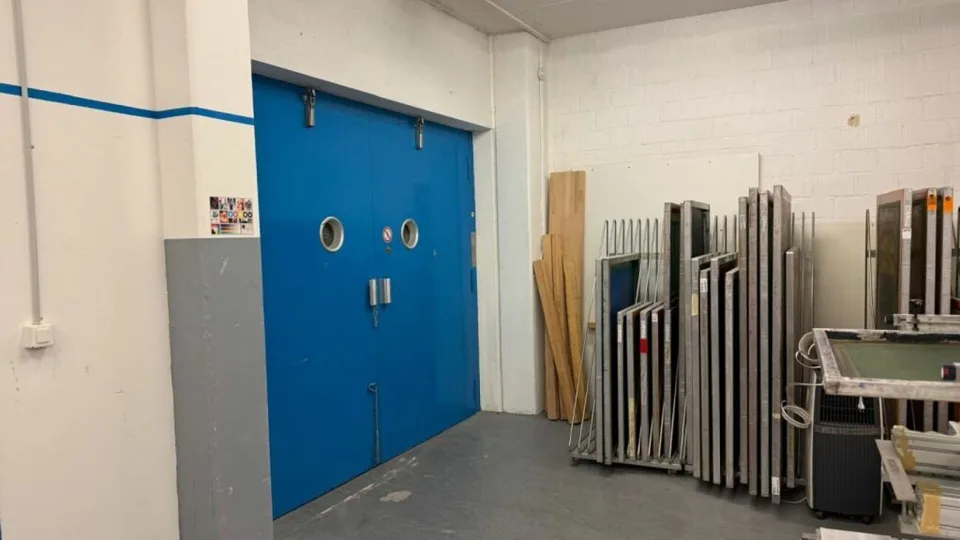 Spazio commerciale o di stoccaggio polivalente - 307 m² in una posizione centrale a Dübendorf