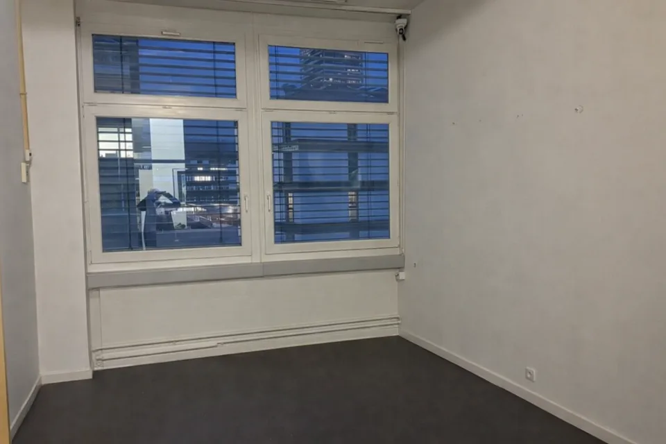 Spazio commerciale o di stoccaggio polivalente - 307 m² in una posizione centrale a Dübendorf