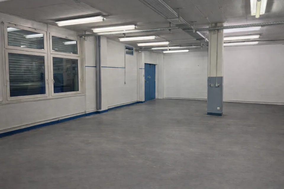 Spazio commerciale o di stoccaggio polivalente - 307 m² in una posizione centrale a Dübendorf