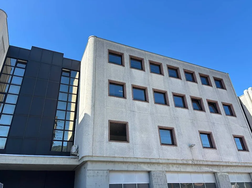 AFFITTASI SPAZIO COMMERCIALE DI CA. 78 mq A CADENAZZO
