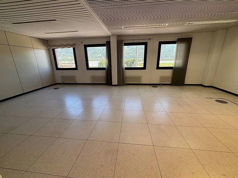 AFFITTASI SPAZIO COMMERCIALE DI CA. 78 mq A CADENAZZO