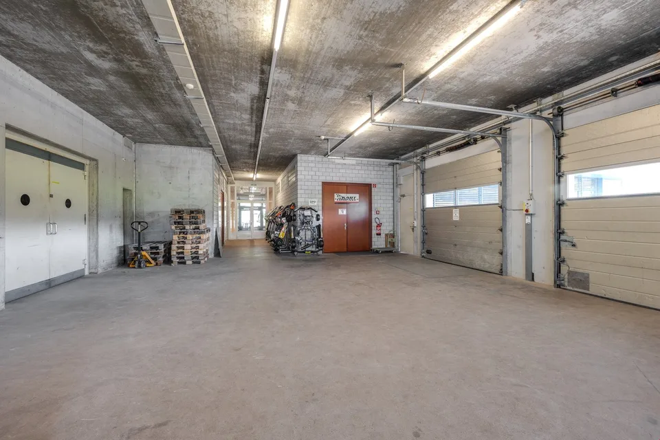 Espace de stockage 561m2 au 2e sous-sol dans le Bluebox-Aarberg avec infrastructure professionnelle – photo 6 sur 7