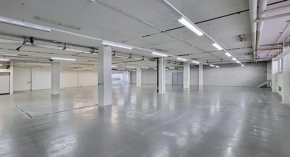 "Jetzt auch Teilflächen ab ca. 600 m2 - Lagerflächen in Egg b. Zürich!"